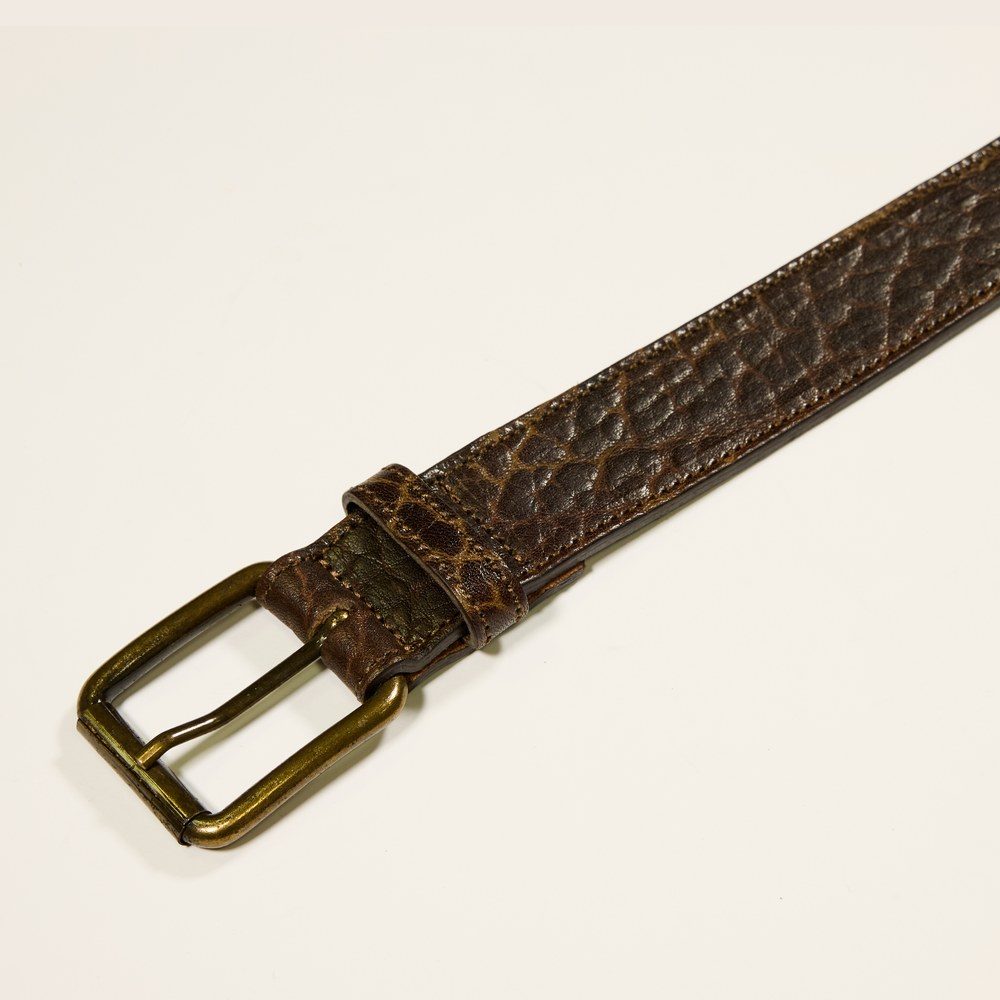 Dettaglio di pelle martellata con fibbia in ottone